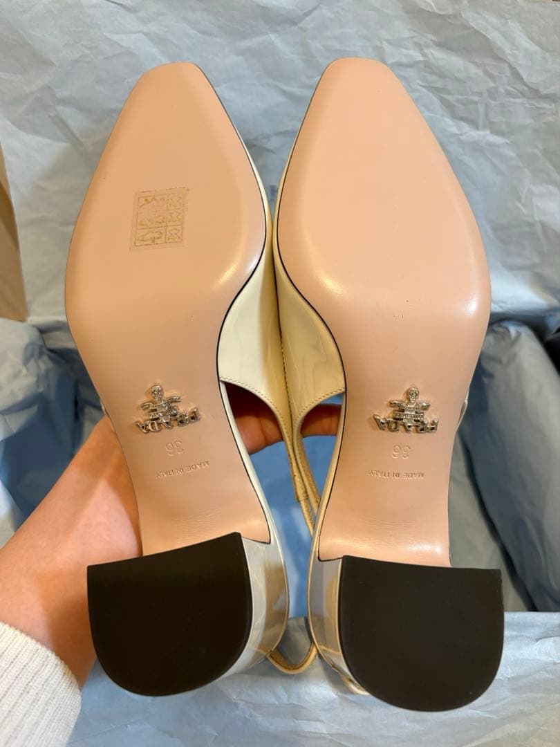 【新品未使用】PRADA パンプス　白