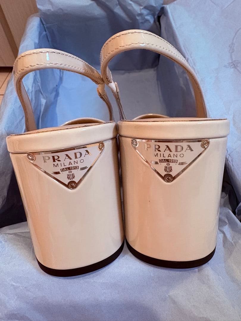 【新品未使用】PRADA パンプス　白