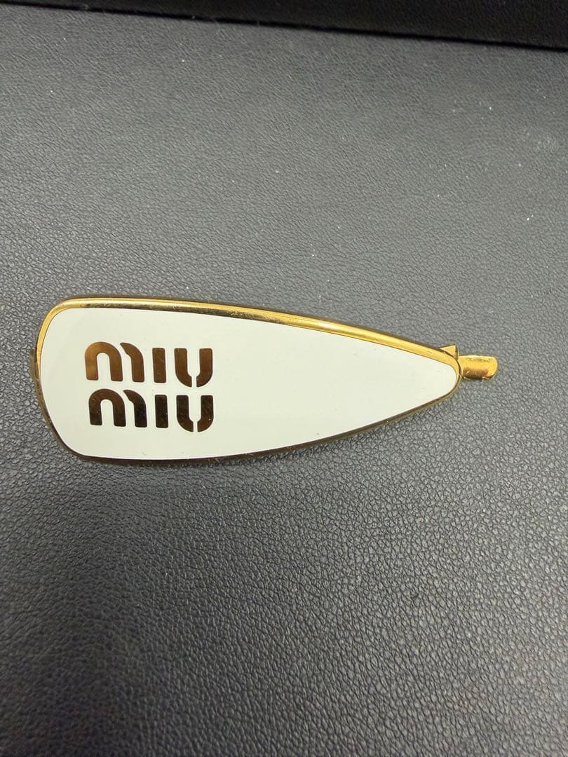 MIU MIU ミュウミュウ ロゴ ヘアバレッタ ゴールド×ホワイト｜美品