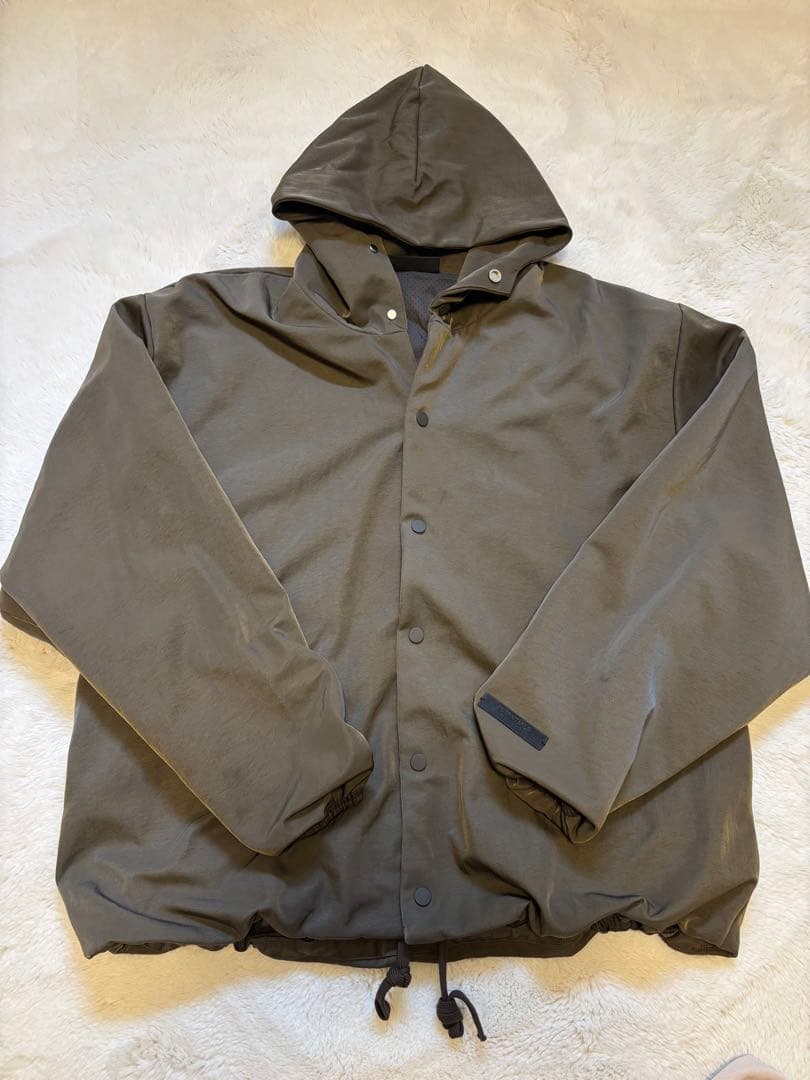 Fear of God Essentials ナイロンフード付きコーチジャケット