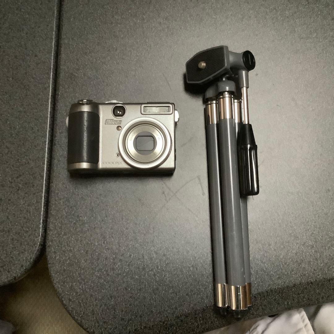 Nikon COOLPIX デジタルカメラ シルバー