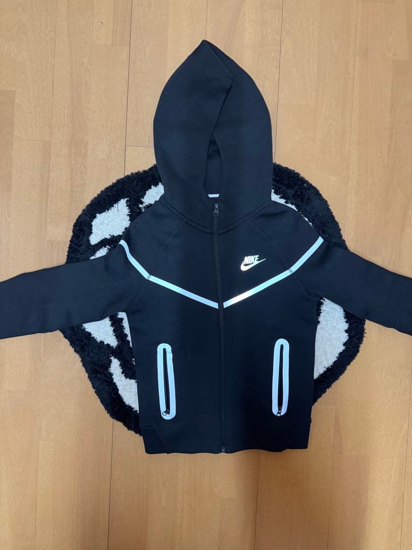 Nike 光るテックフリース　早い者勝ち‼️