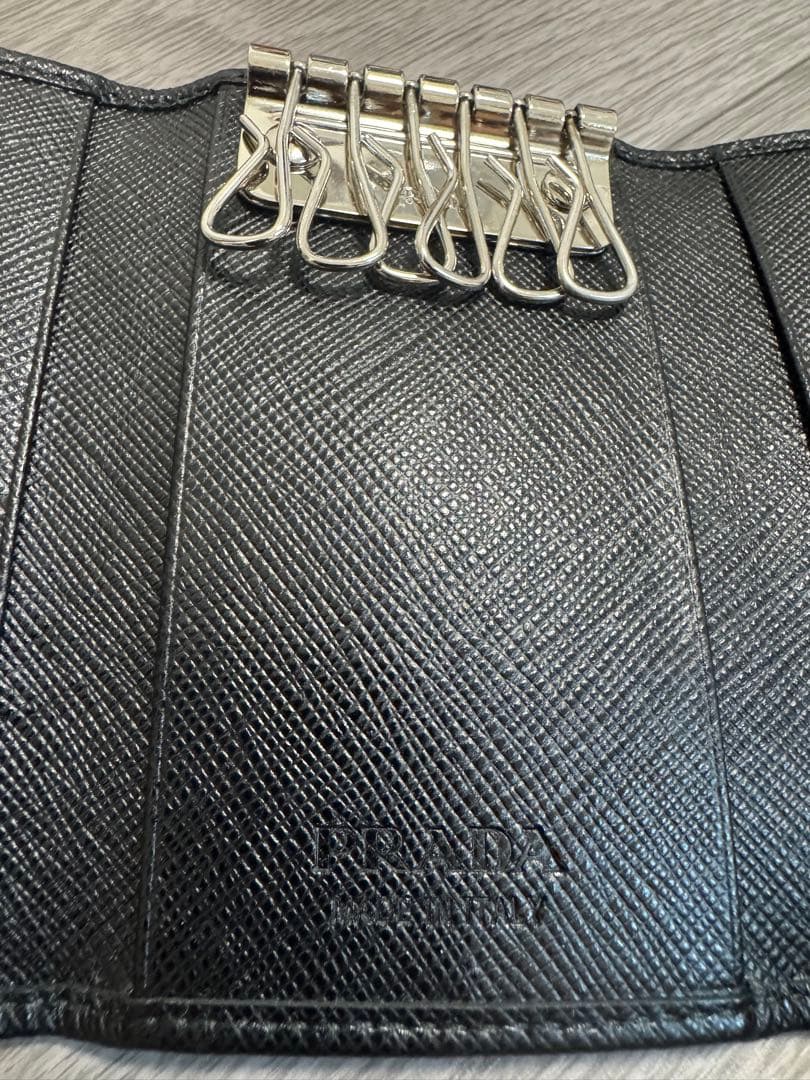 なみ PRADA ブラック キーケース サフィアーノレザー