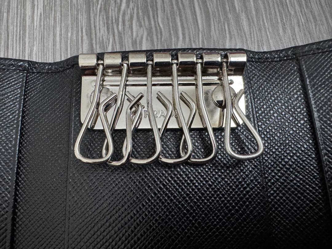 なみ PRADA ブラック キーケース サフィアーノレザー