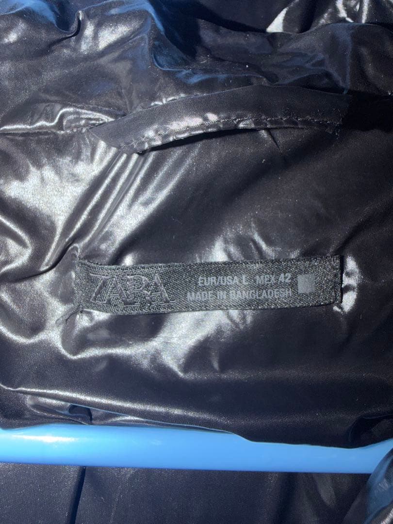 ZARA 黒の光沢ダウンジャケット フード付き