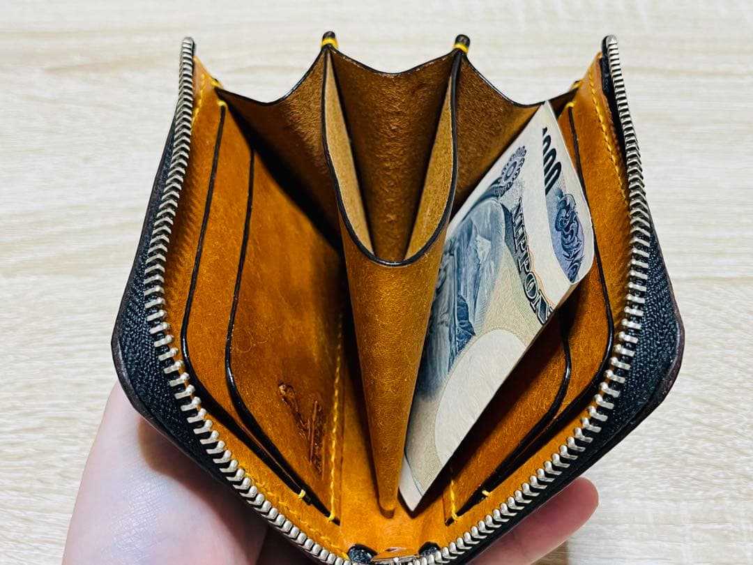 パッと見白いダークブラウン×オルモ（山吹色）のL字ファスナーウォレット