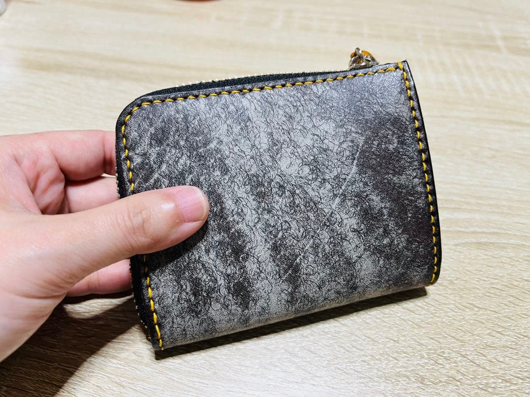 パッと見白いダークブラウン×オルモ（山吹色）のL字ファスナーウォレット