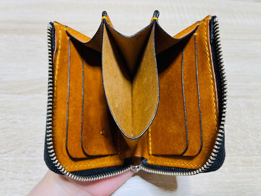 パッと見白いダークブラウン×オルモ（山吹色）のL字ファスナーウォレット