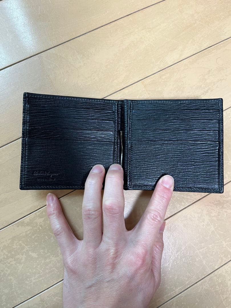 フェラガモ　ブラックレザー 二つ折りマネークリップ