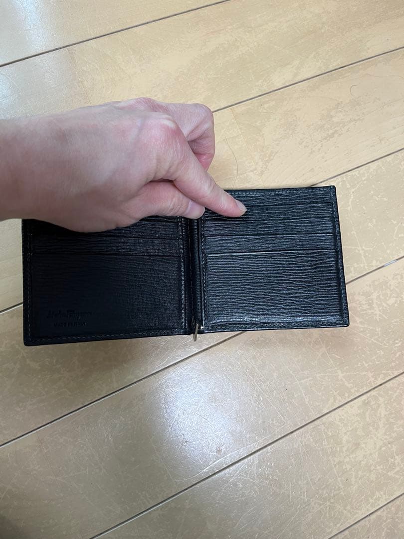 フェラガモ　ブラックレザー 二つ折りマネークリップ