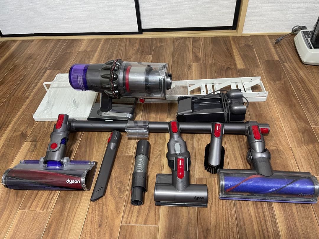 Dyson-ダイソンV11(SV14)スティッククリーナー 本体とアタッチメント