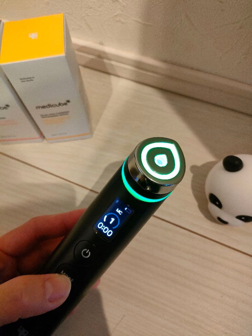 メディキューブ　ブースタープロ　パンダヘッド・美容液付き　美顔器