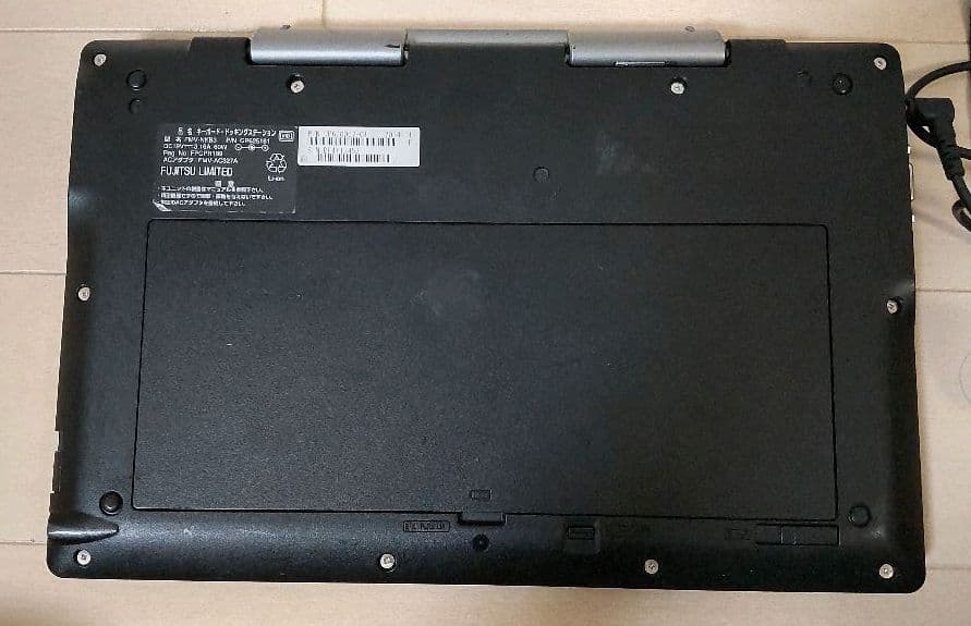 富士通 Q702/G office入り スタイラスペン付き　線が数本入ります