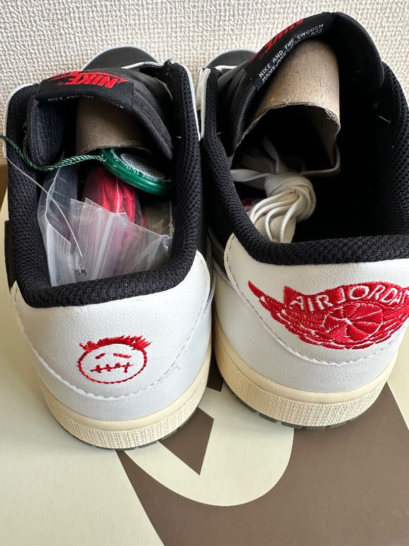 NIKE スニーカー 黒/白/グレー 予備靴ひも付き