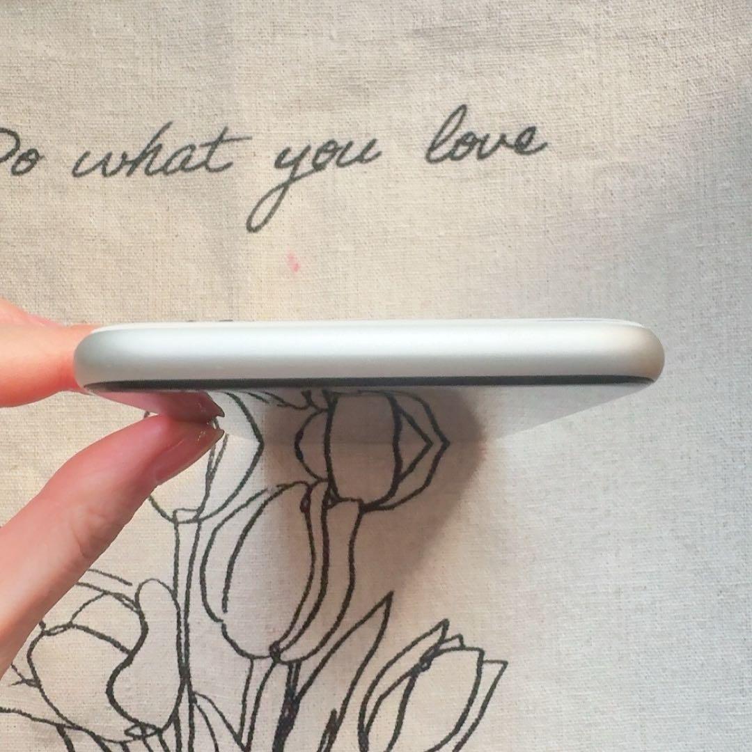 iPhone SE 第2世代 本体 充電器 イヤホン 64GB SIMフリー