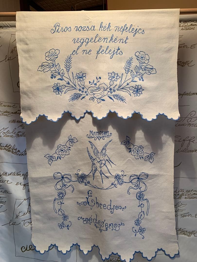 フランスアンティーク　可愛い燕2羽とガーランドがブルーの糸で刺繍された素敵な布！