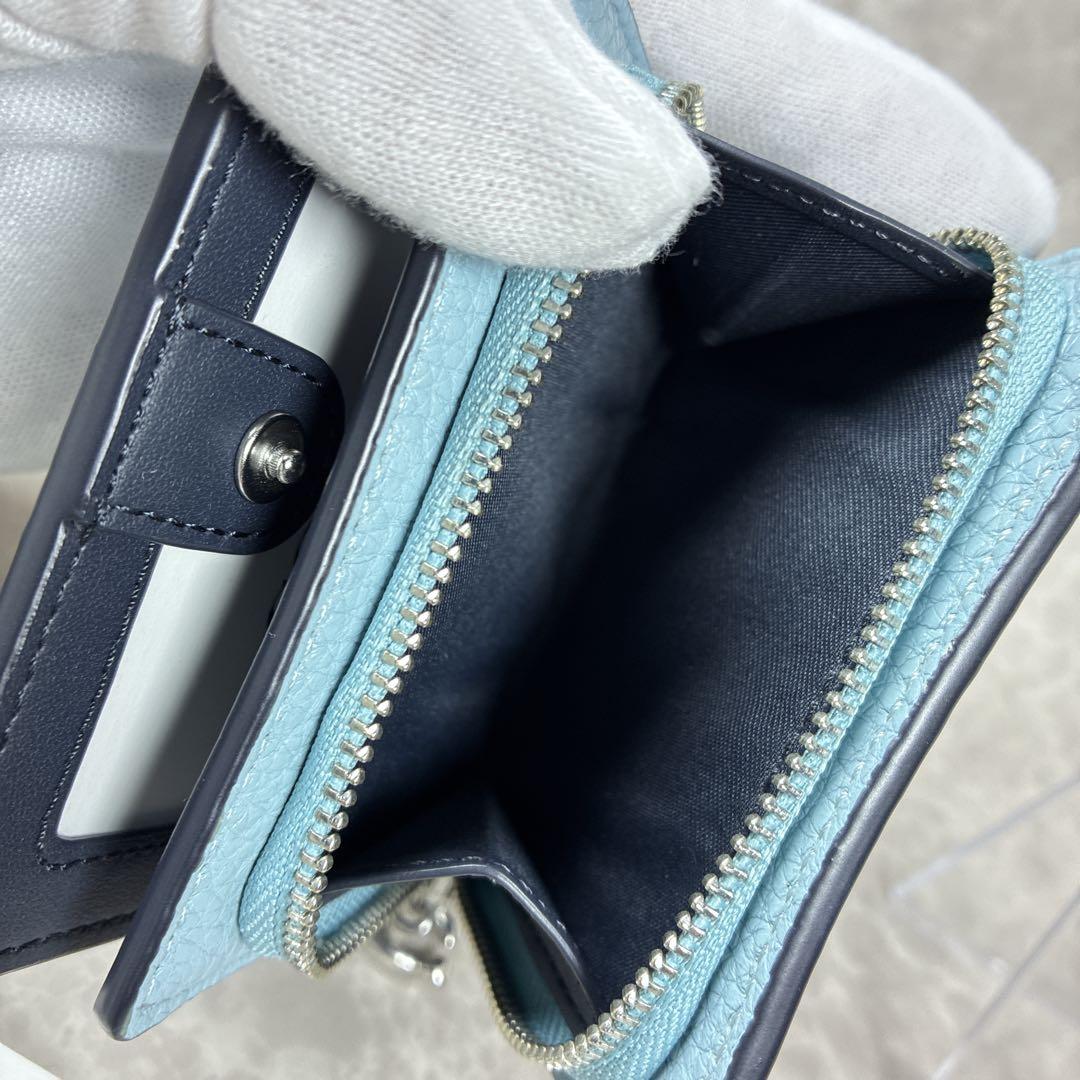 【未使用級】COACH 二つ折り財布 ライトブルー ペブルドレザー Cチャーム付