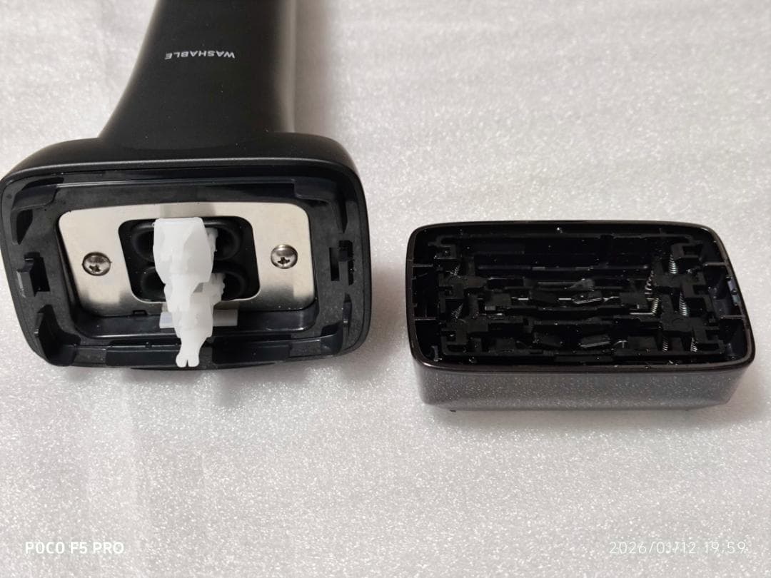 ほぼ新品 IZF-V855W-K 往復式シェーバー 5枚刃 izumi ブラック