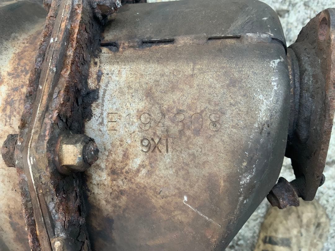 三菱　ふそう　キャンター　純正マフラー　触媒　me194308