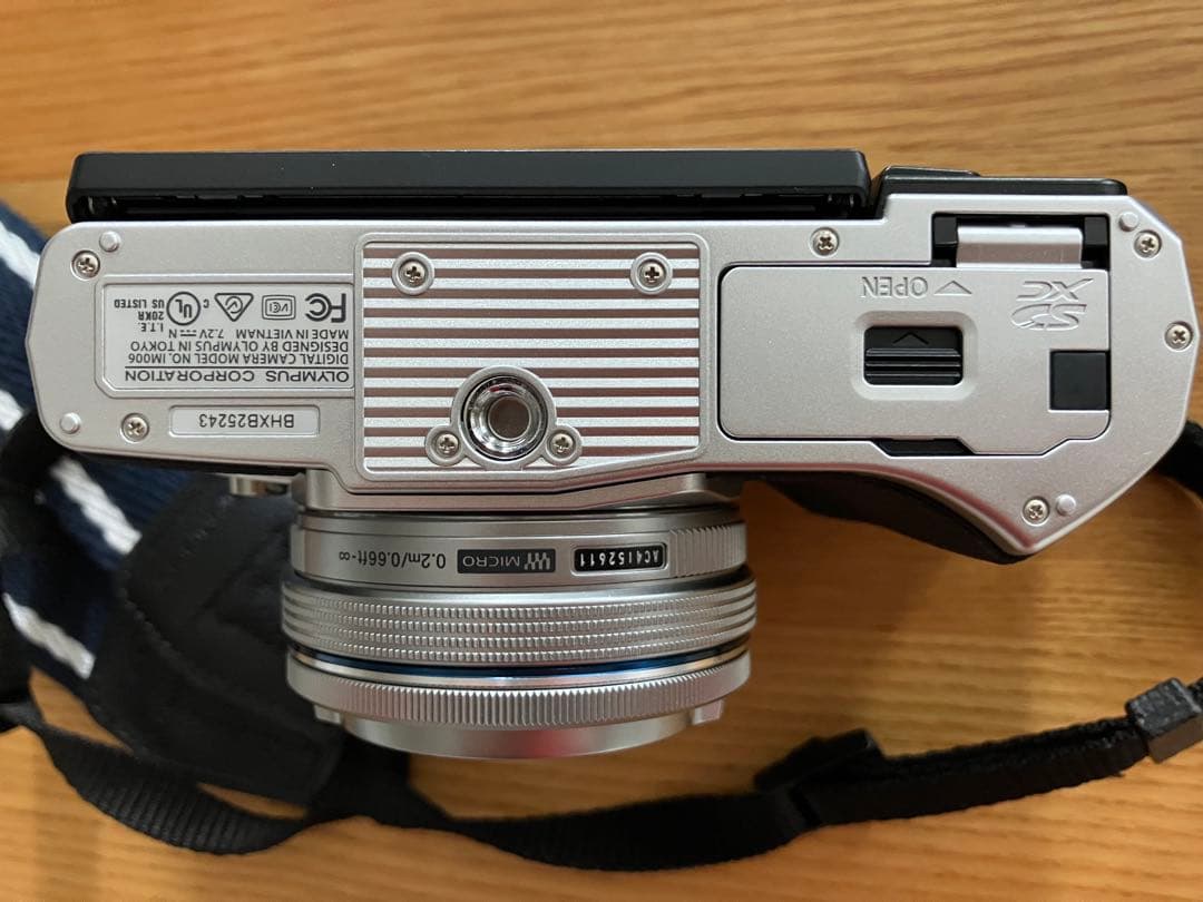 OLYMPUS OM-D E-M10 シルバー 本体と付属品