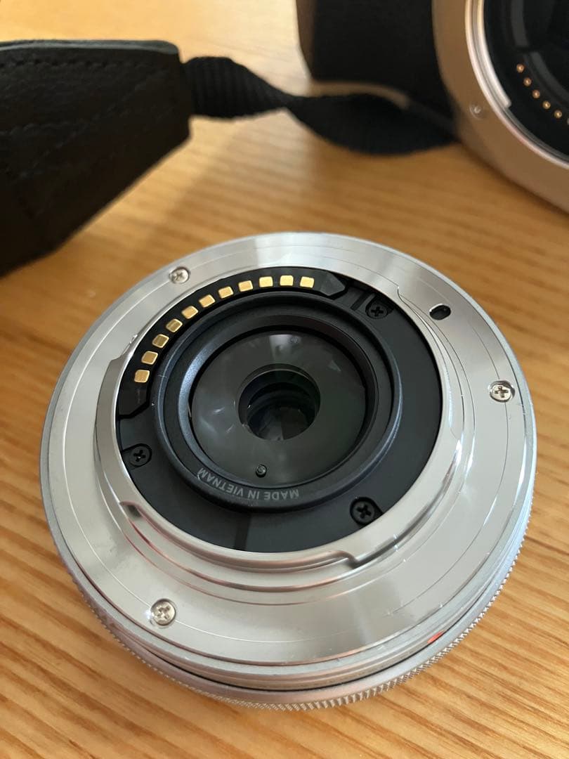 OLYMPUS OM-D E-M10 シルバー 本体と付属品