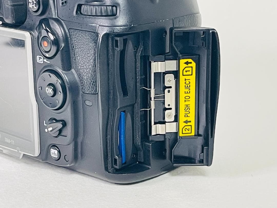 ★使用頻度少なめ！ショット数4,987回★ 美品 Nikon D7000 ボディ