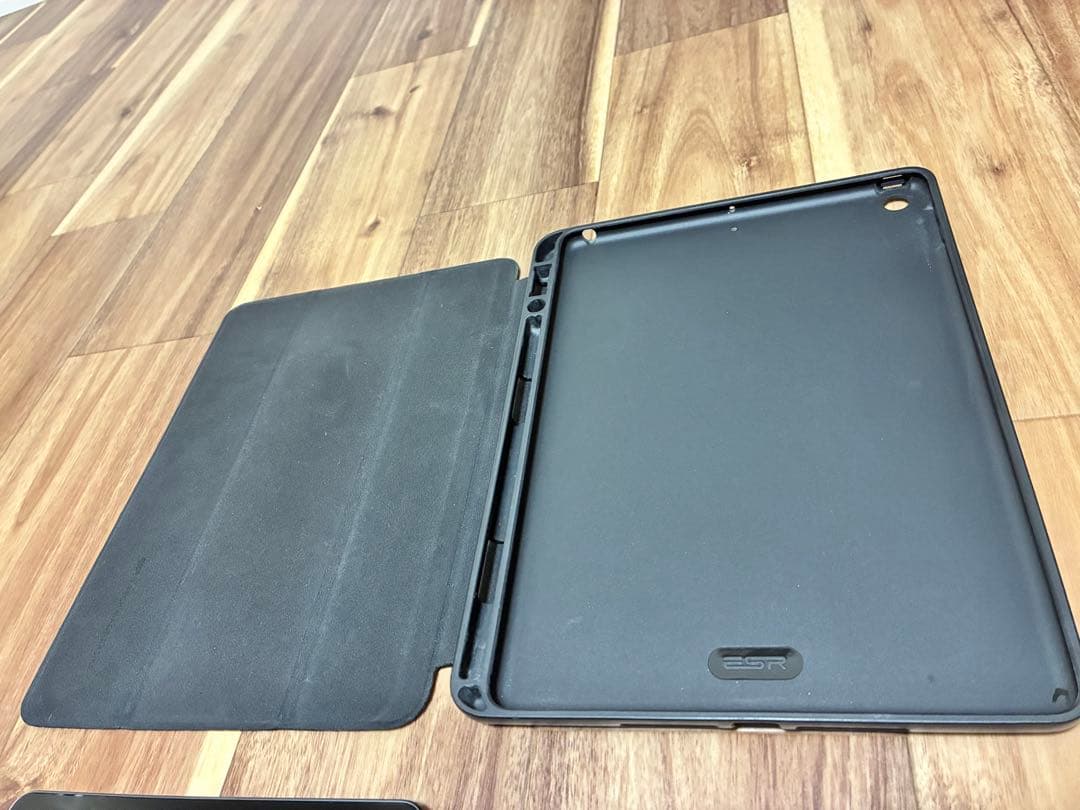 iPad第9世代64GB ApplePencil第1世代ESRケース付充電器あり