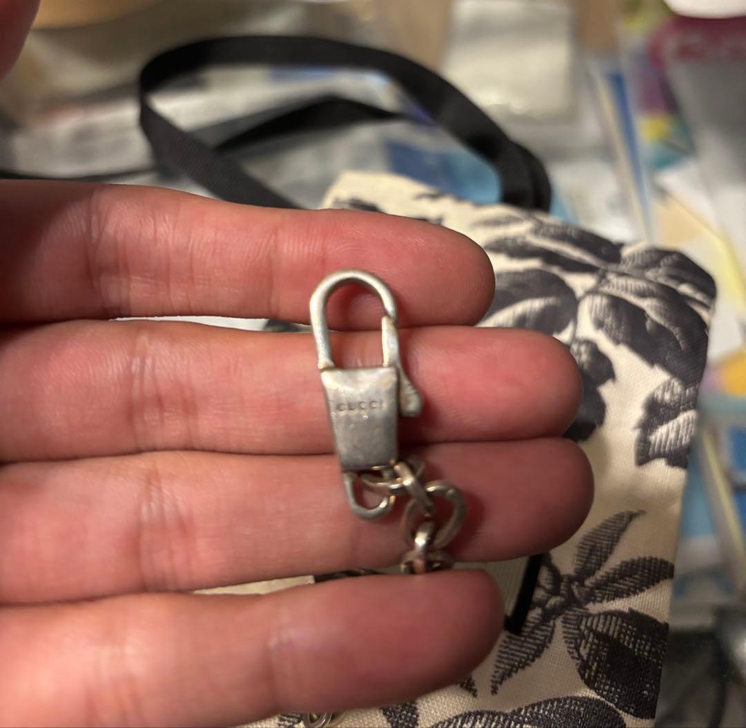 GUCCI チェーンブレスレット ロゴ付き