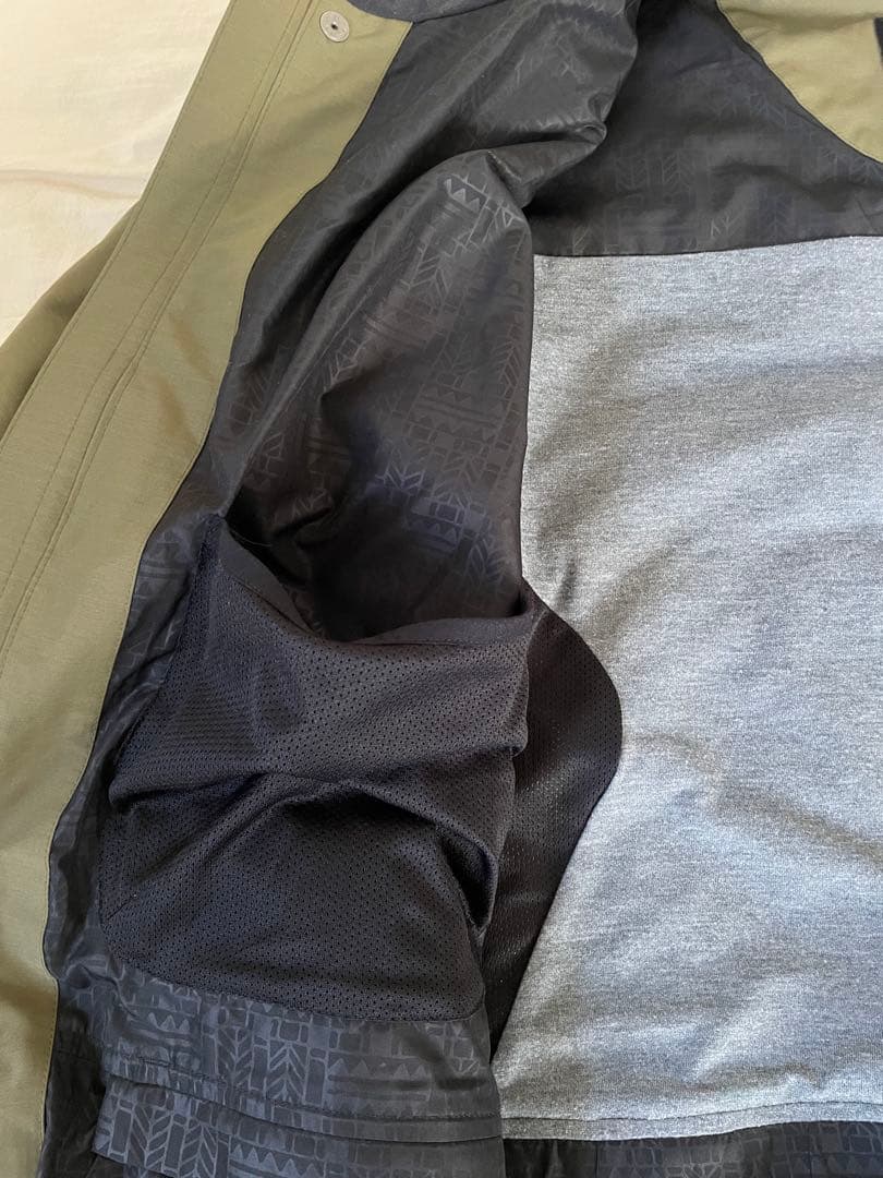 HOLDEN ホールデンスノーボードジャケット 大きめSサイズ