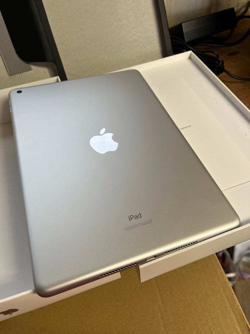 iPad 第9世代　Wi-Fi シルバー ケース付き　ほぼ未使用
