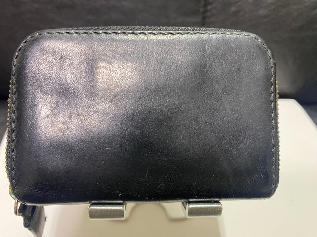 GIVENCHYスタッズ装飾の黒レザーケース