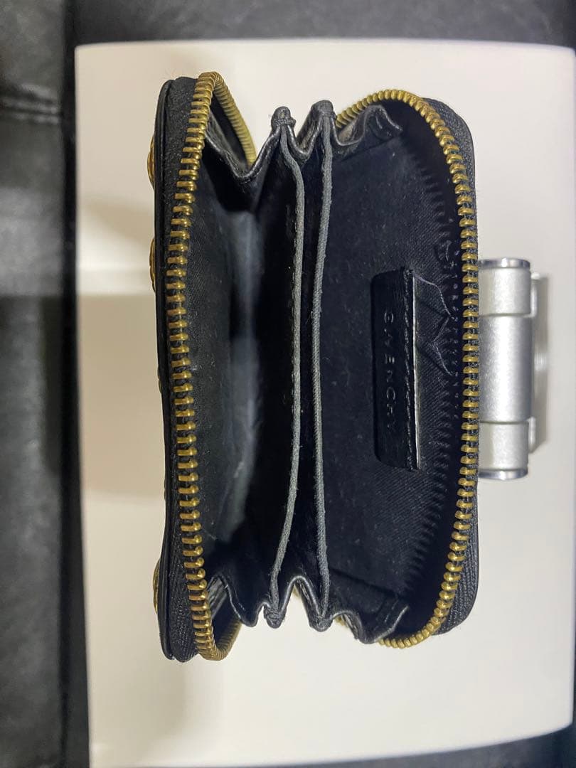 GIVENCHYスタッズ装飾の黒レザーケース