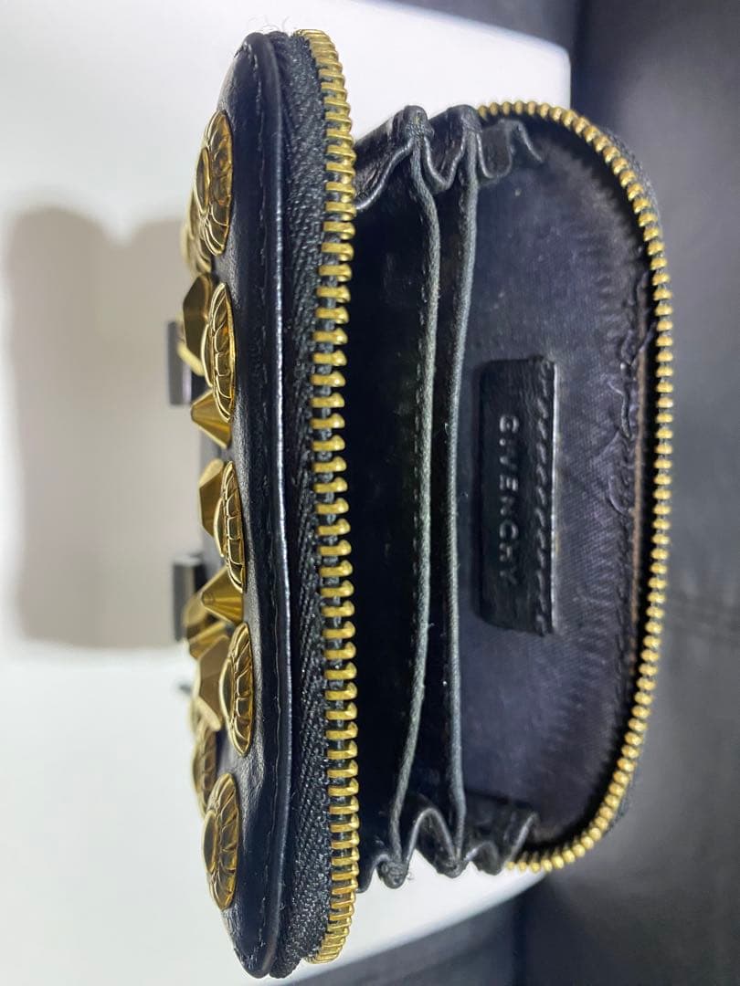 GIVENCHYスタッズ装飾の黒レザーケース