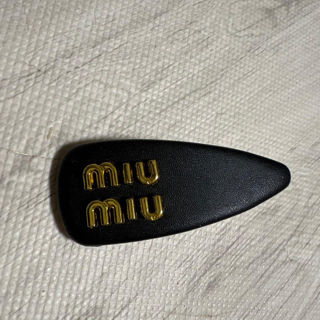 miu miu ロゴ入り黒バレッタ