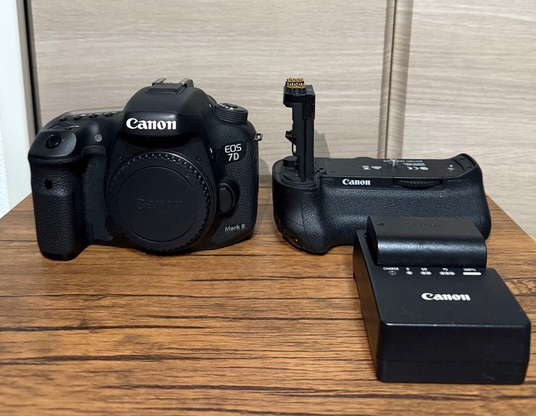 【美品】Canon EOS 7D Mark II 本体 バッテリーグリップ付き