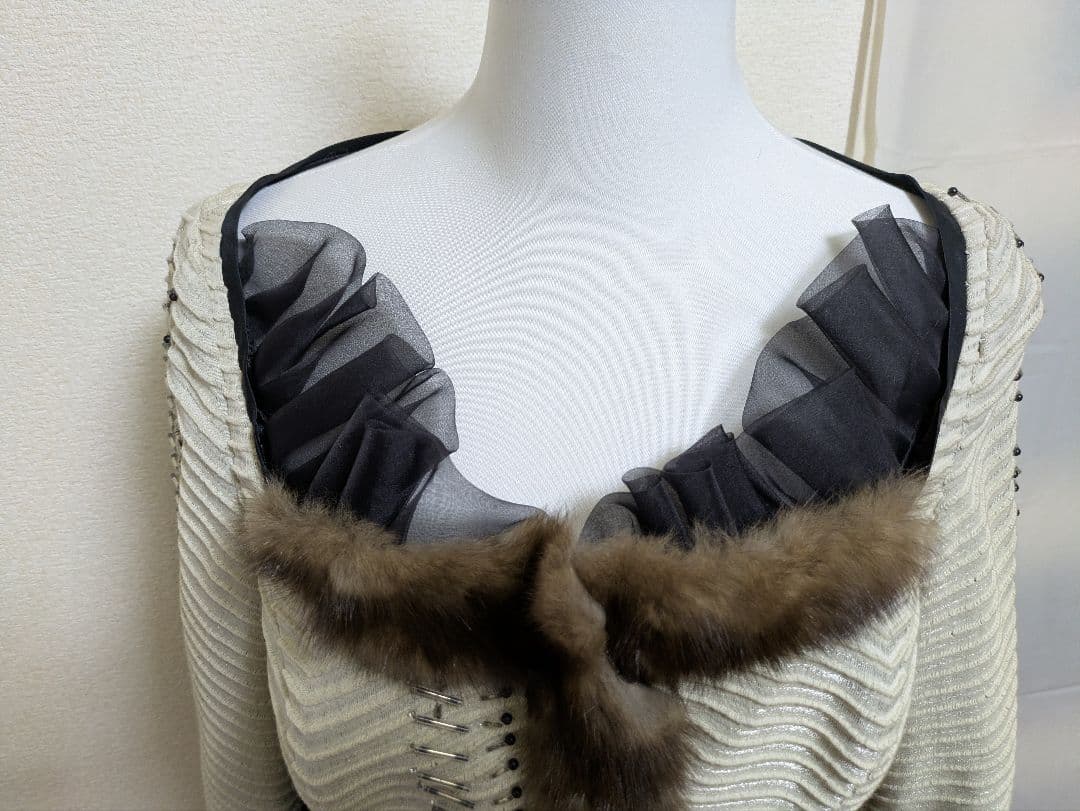 フリル付きファー長袖トップス