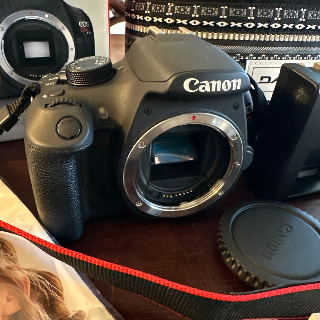 Canon EOS Kiss X70デジタル一眼レフカメラ、ストラップ.ケース付