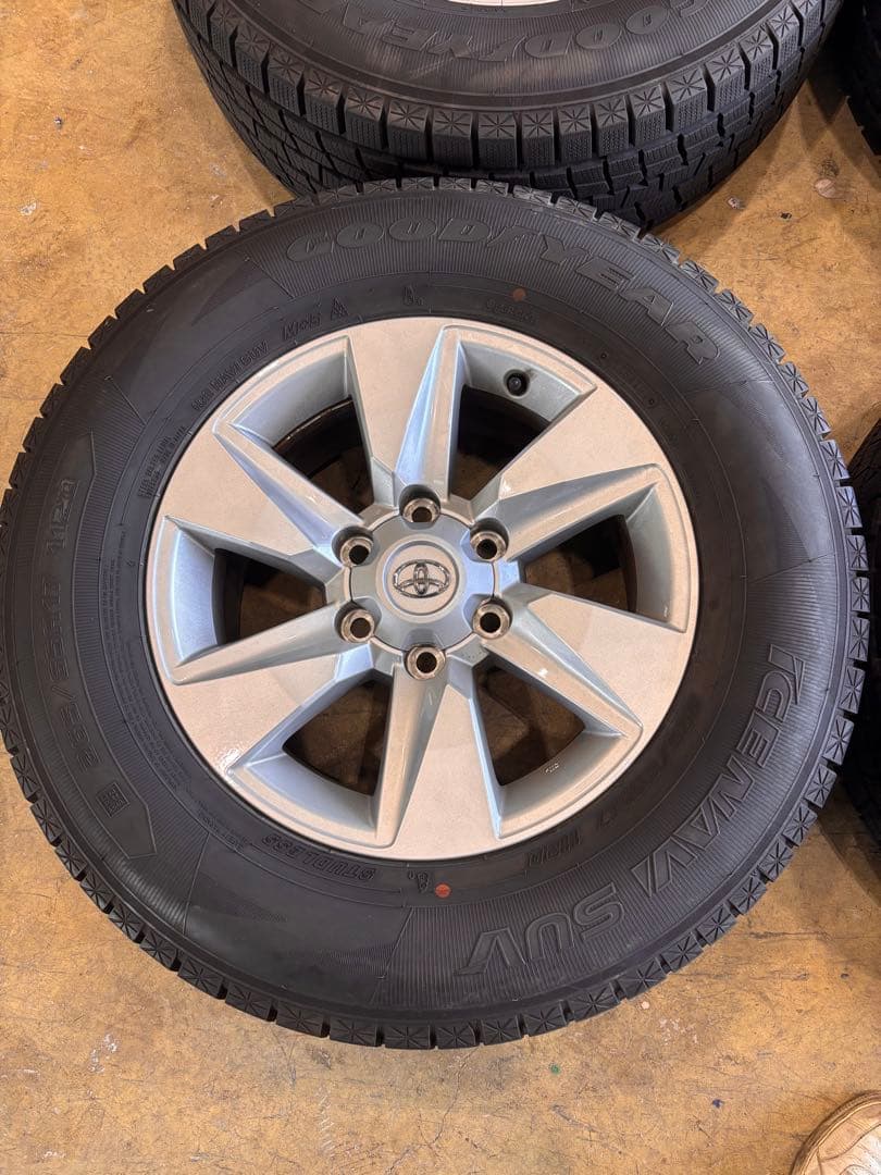 ランドクルーザープラド純正ホイールスタッドレス