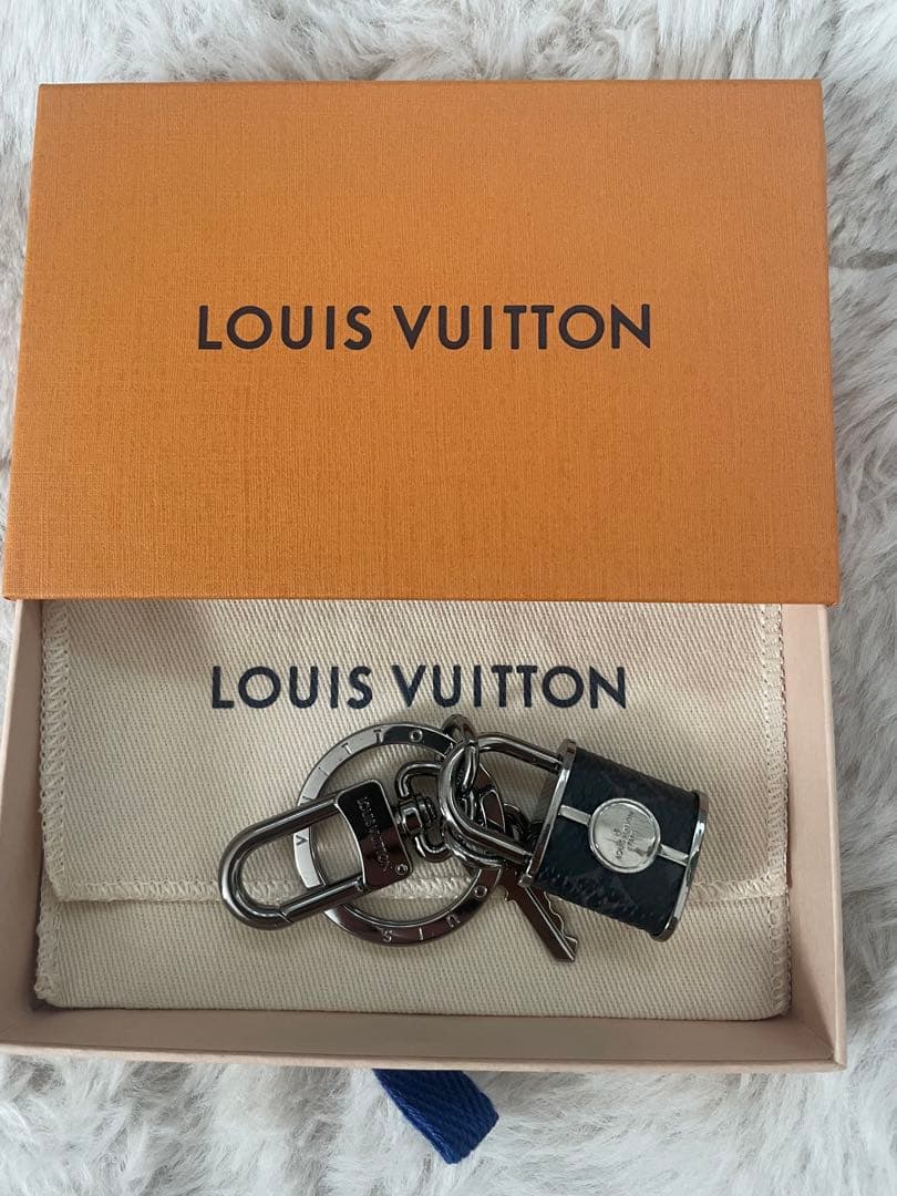 Louis Vuitton ロゴ入りキーホルダー