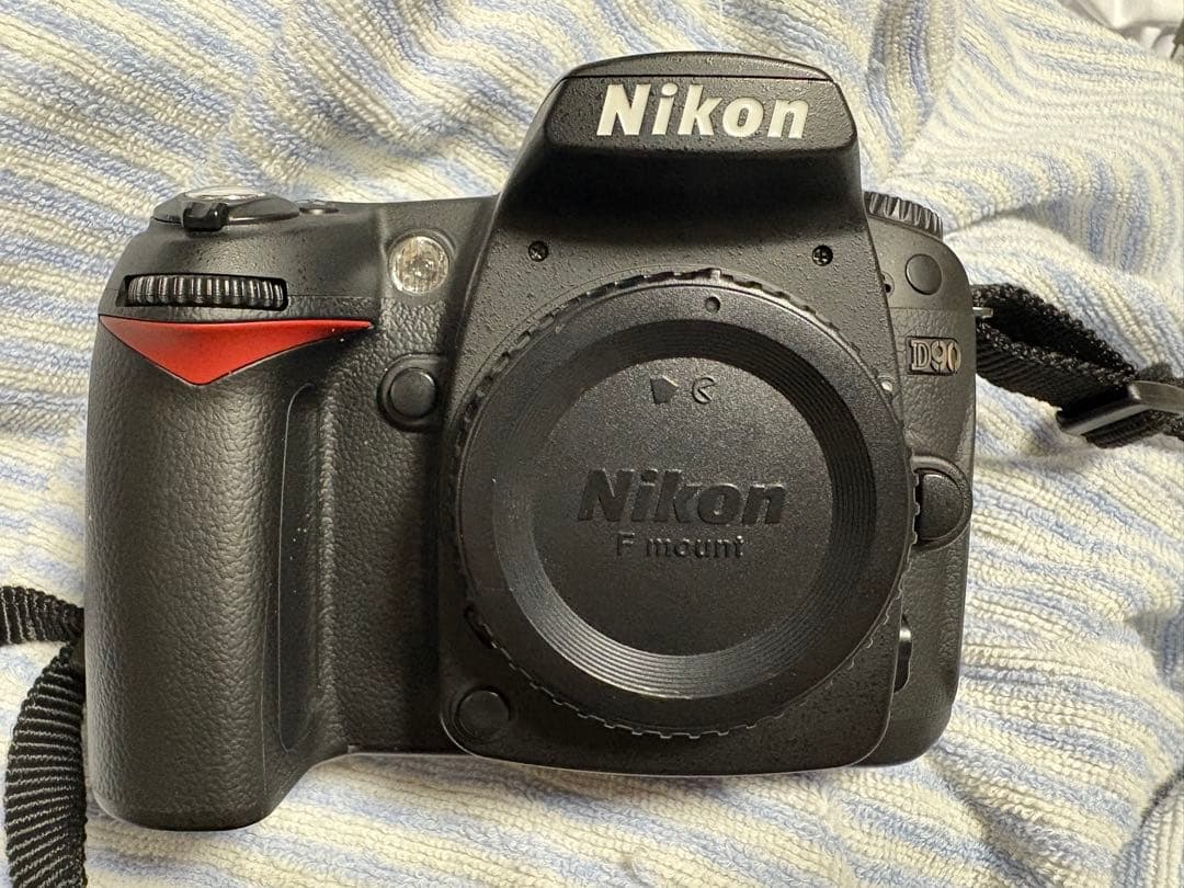 外箱付き　Nikon D90本体　バッテリー1本、ネックストラップ
