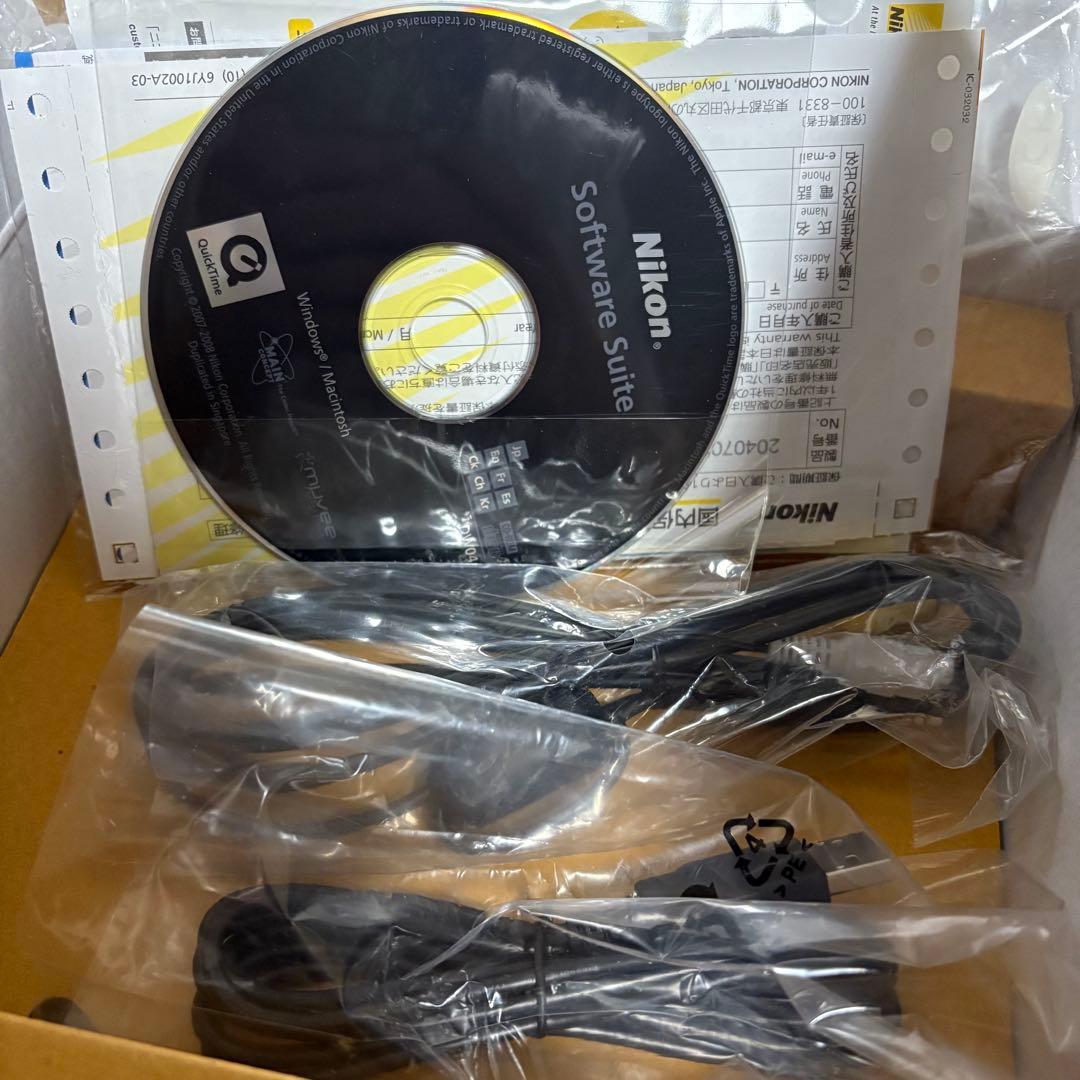 外箱付き　Nikon D90本体　バッテリー1本、ネックストラップ