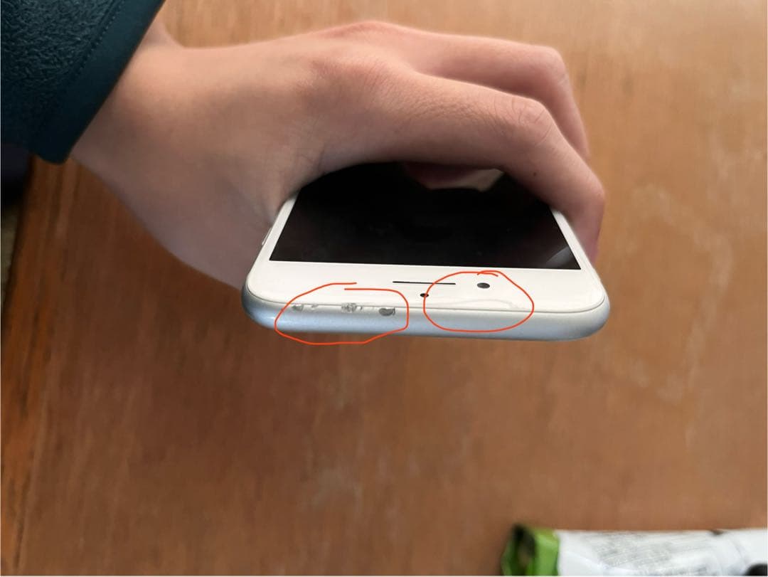 iPhone8 初期化済・SIMフリー　画面割れあり操作正常、更新可能です。