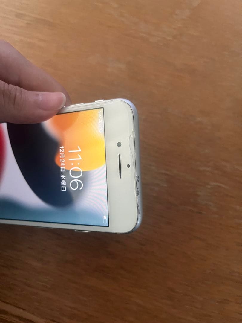 iPhone8 初期化済・SIMフリー　画面割れあり操作正常、更新可能です。