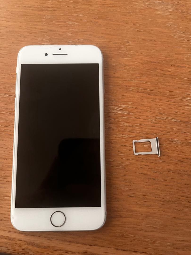 iPhone8 初期化済・SIMフリー　画面割れあり操作正常、更新可能です。