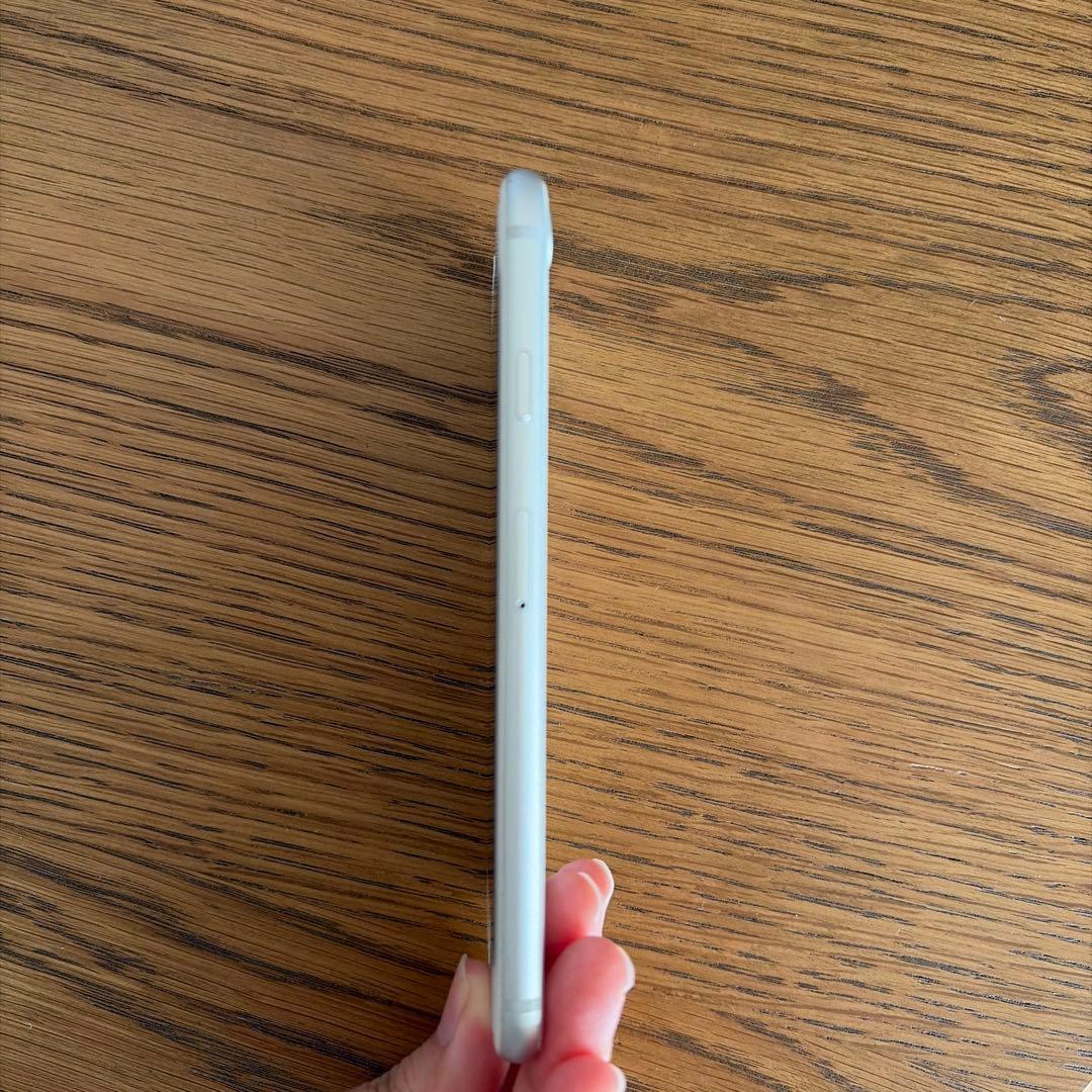 【最終値下げ】Apple iPhone 8 シルバー 付属品付き　SIMフリー