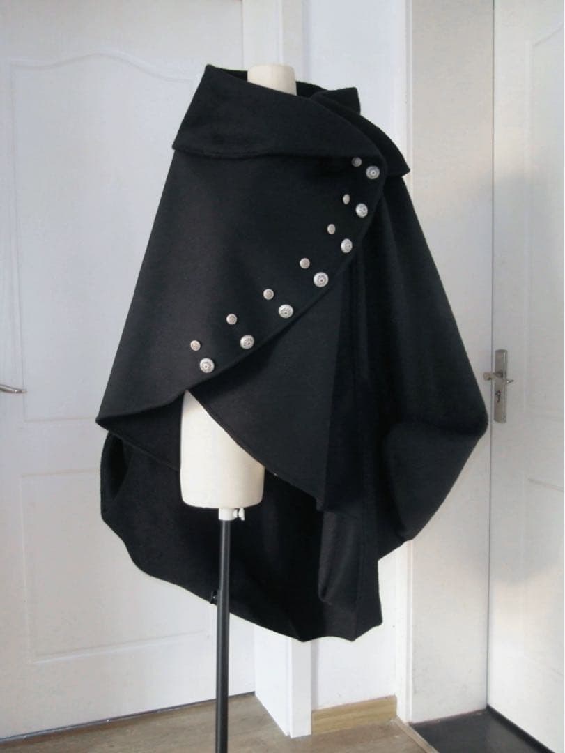 Castle黒ボタン付きオーバーサイズケープ