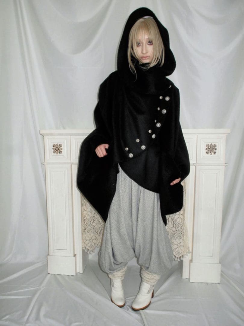 Castle黒ボタン付きオーバーサイズケープ