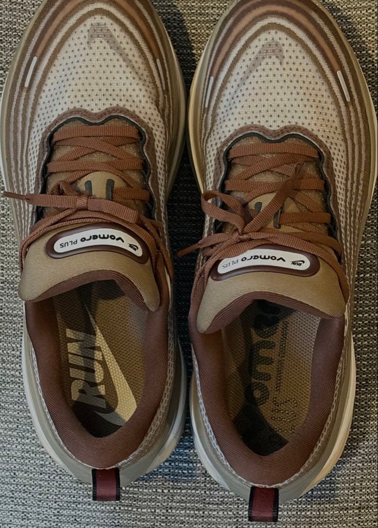 ア*シ様 Nike Vomero Plus ボメロプラス