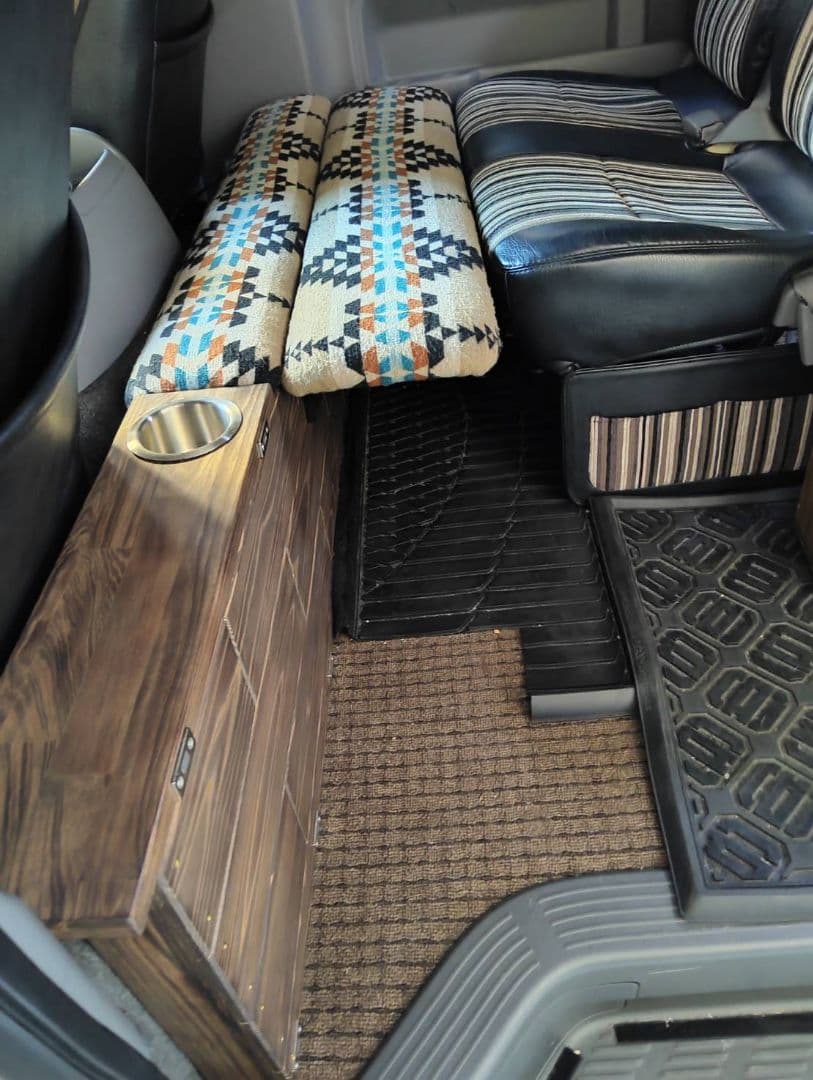 ハイエースワイド　セカンドテーブルオットマン＆ドリンクホルダー付き