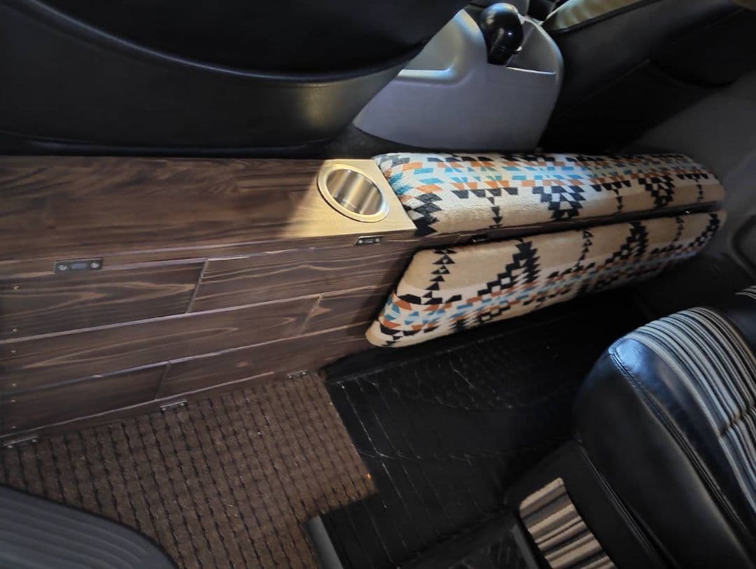 ハイエースワイド　セカンドテーブルオットマン＆ドリンクホルダー付き